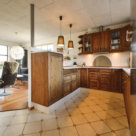 Five-bedroom Holiday In Outrup *